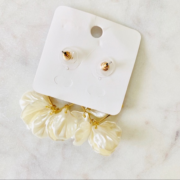 Beachy Seashell Gold Square Dangle Earrings - Picture 2 of 3